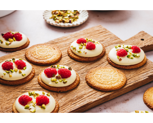 Mendiants chocolat blanc framboise pistache et Galettes de Pont Aven®